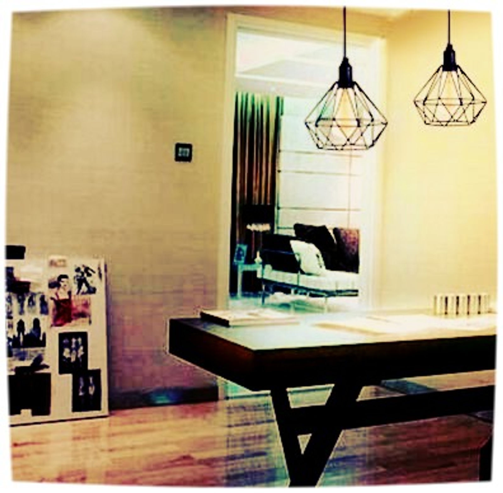 Pendente Arame Hannover Preto E-27 - Foto decorativo em cima da mesa