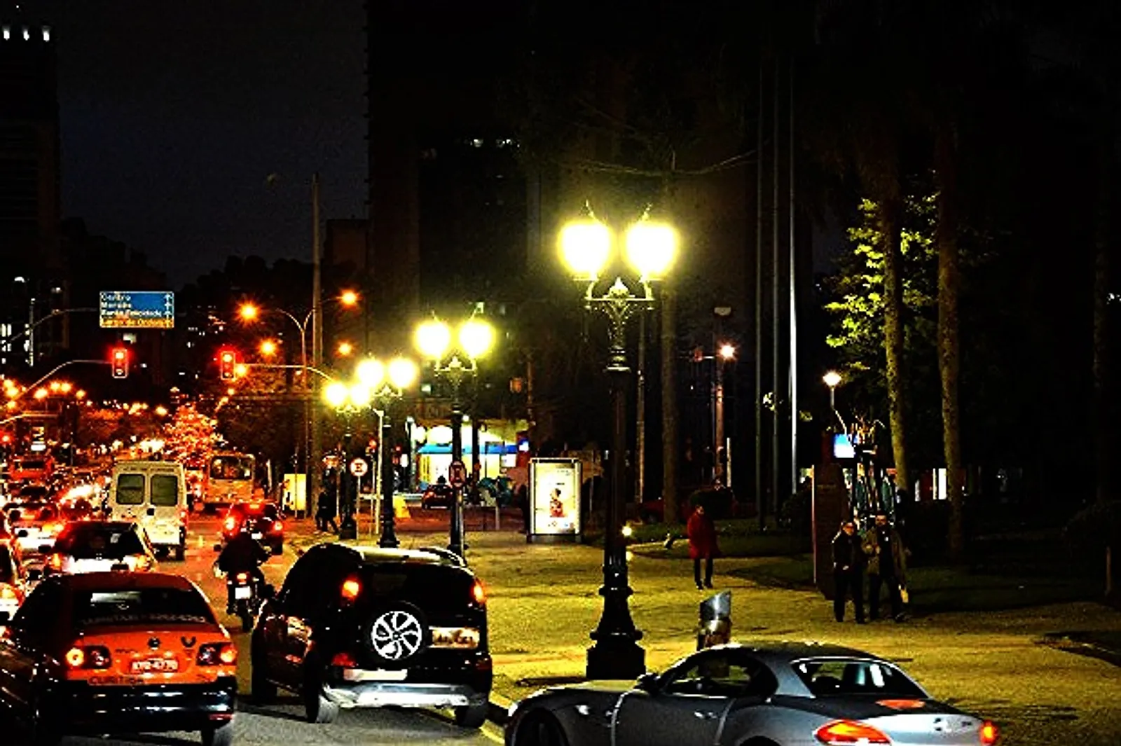 Globo Republicano com Base e Adornos - Aceso a noite na cidade.