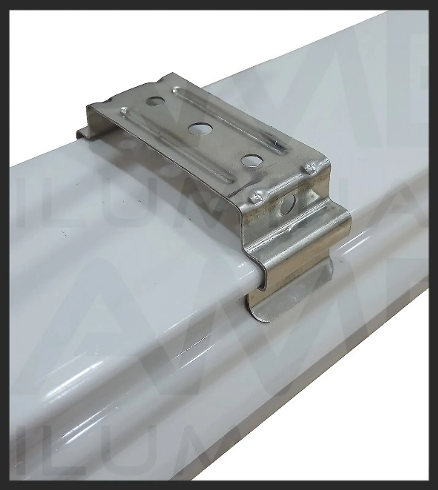 Luminária Hermética IP65 com Placa Led 18w e 32w - detalhes, presilha sobrepor, instalação sobrepor no teto, presilha com pressão para encaixe