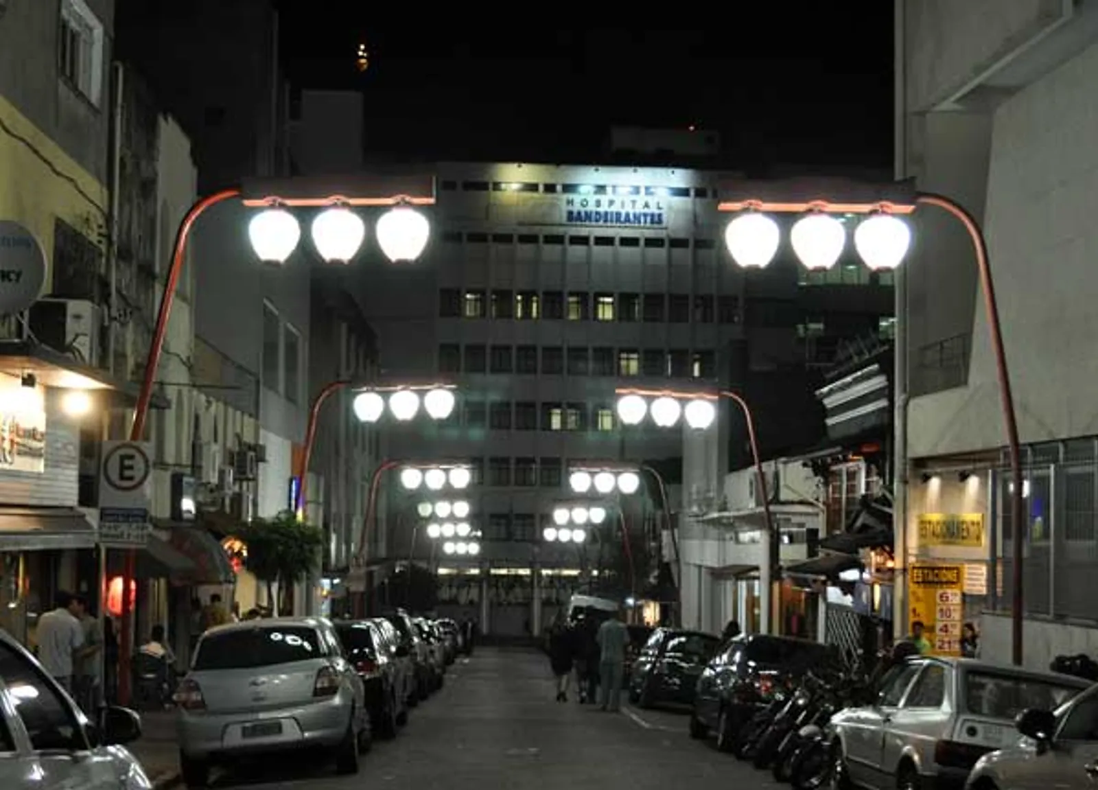 Globo Suzuranto para Luminária Japonesa. Bairro Liberdade a noite